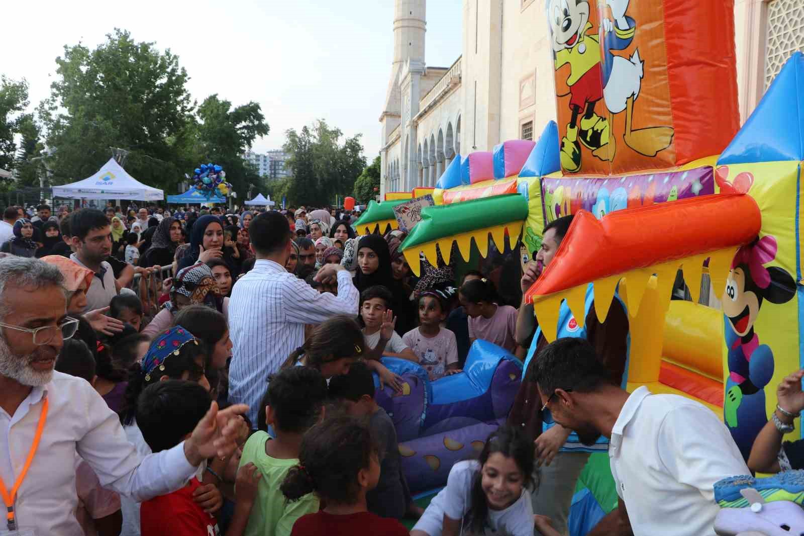 Adana’da cami avlusu çocuklarla renklendi