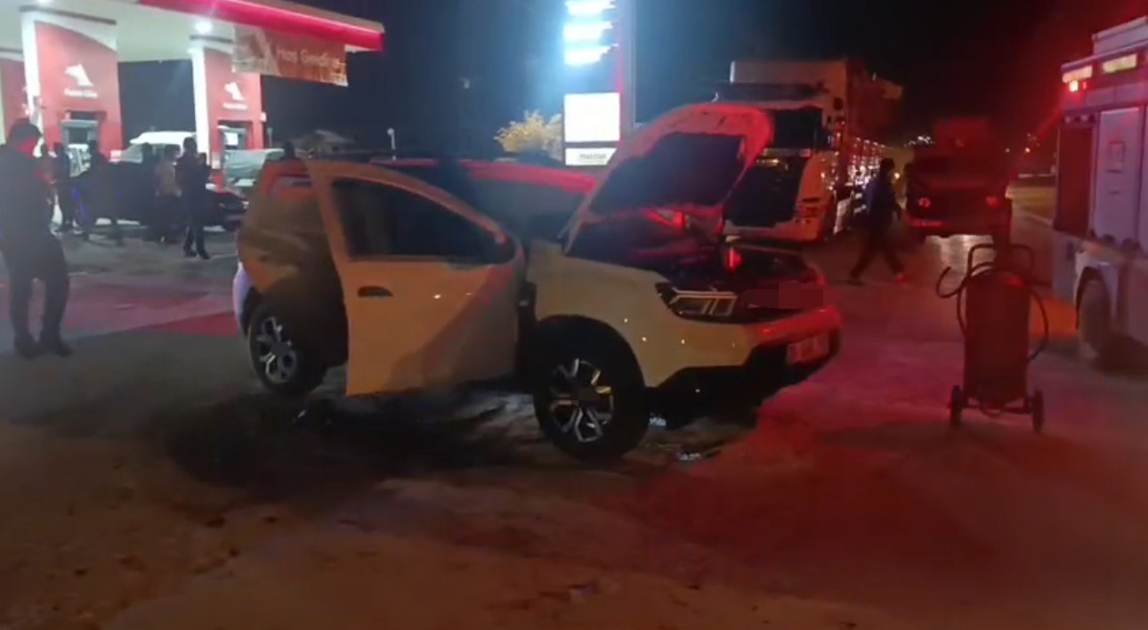 Yüksekova’da seyir halindeki araç alev aldı: Sürücü ve çocukları ölümden döndü