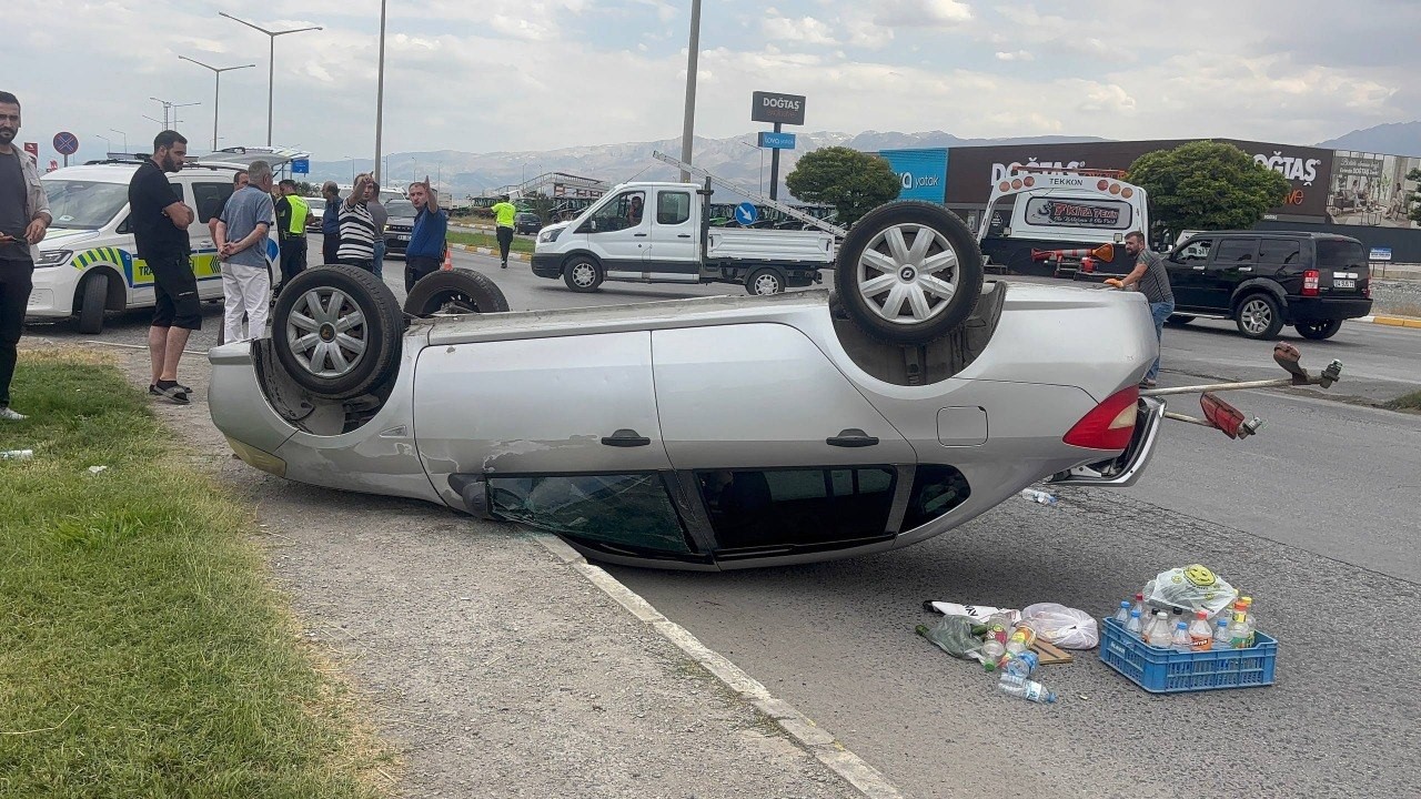 Erzincan’da otomobil takla attı: 2 yaralı