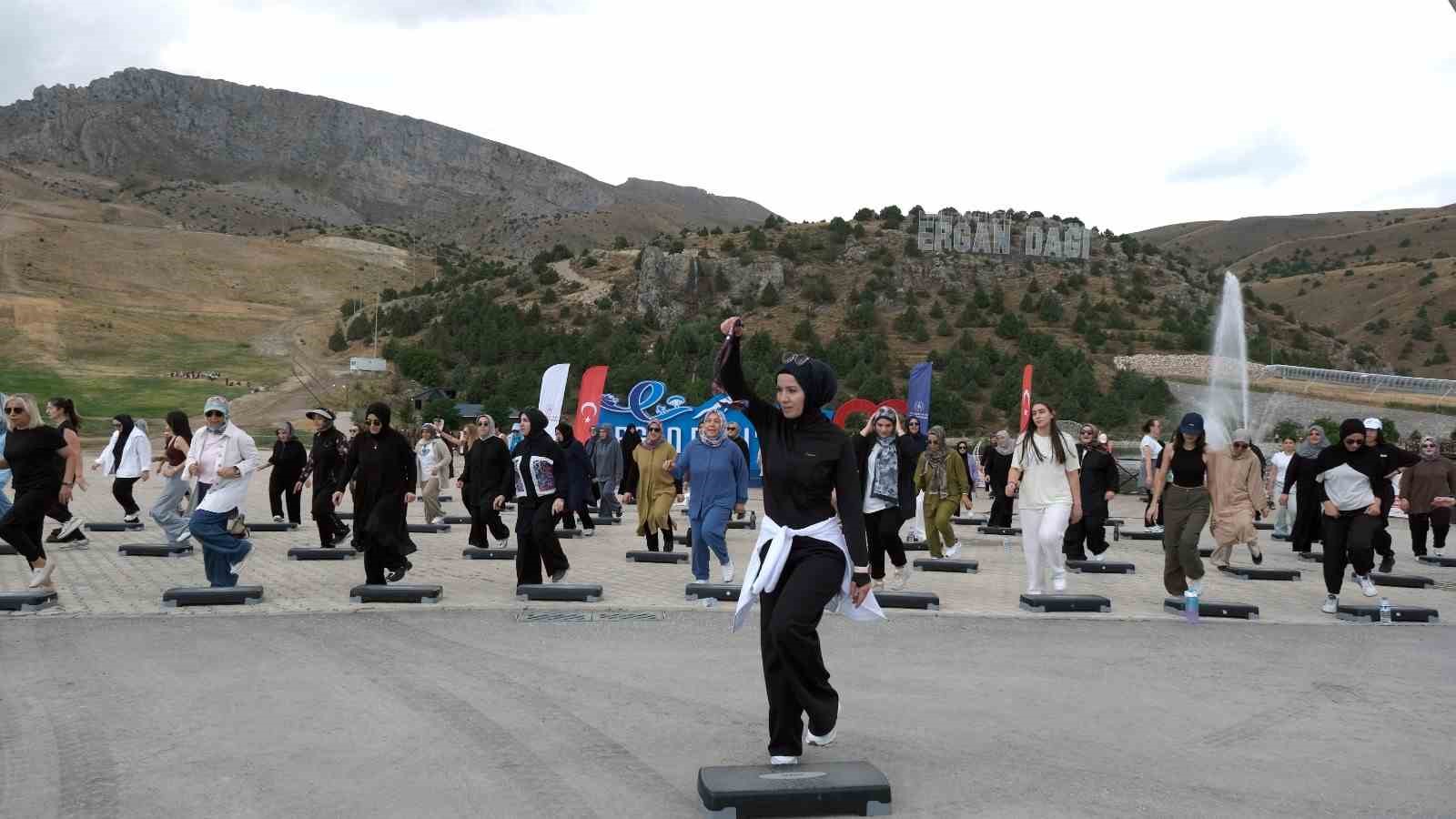 Erzincanlı kadınlar Ergan Dağı’nda step aerobikle buluştu