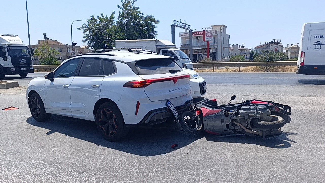 Yolda aniden duran araca motosiklet çarptı