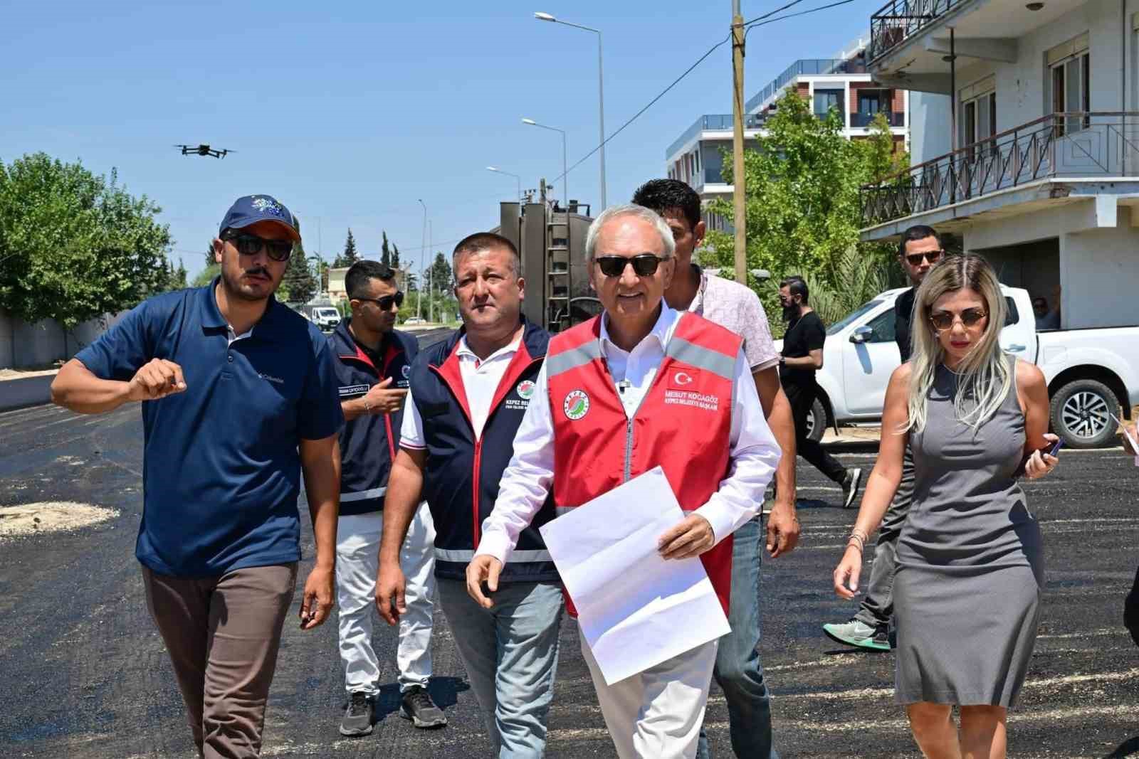Altınova’da 4 mahalleyi birbirine bağlayan caddeye sıcak asfalt