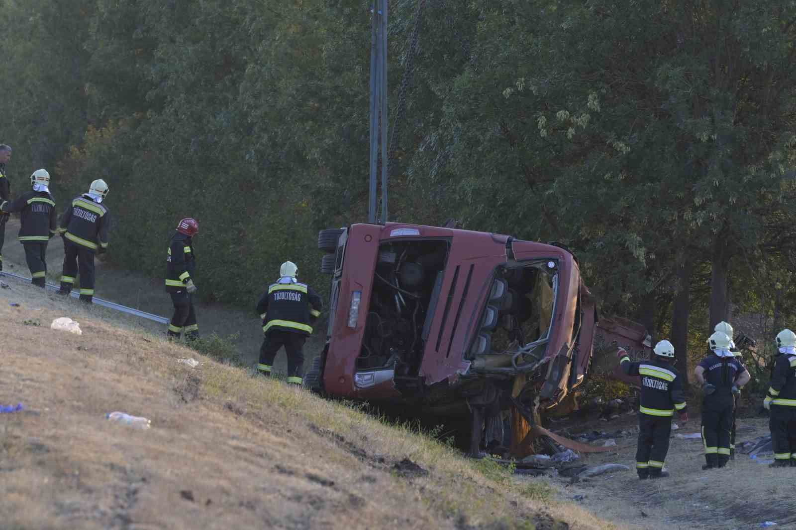 Polonyalı turistleri taşıyan otobüs Macaristan’da kaza yaptı: 12 ölü