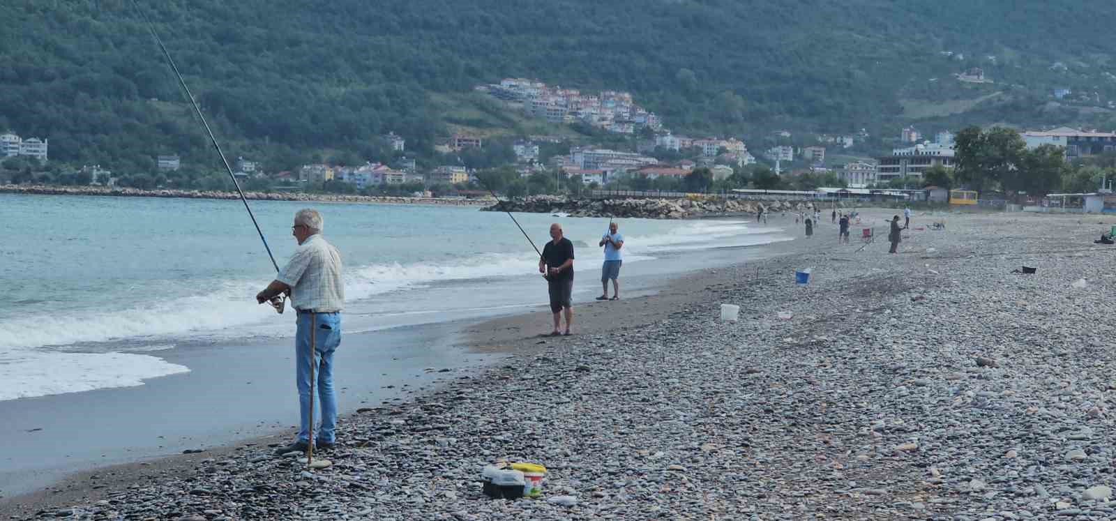 Karadeniz’de balık bolluğu yaşanıyor: Oltasını kapan deniz kenarına koştu