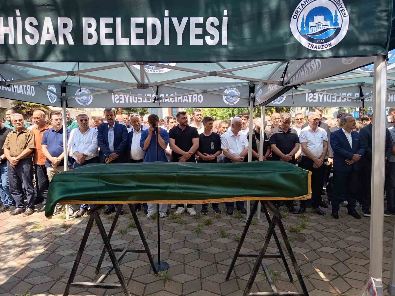 Erzurum’da motor kazasında hayatını kaybeden amatör futbolcu Tonya’da toprağa verildi