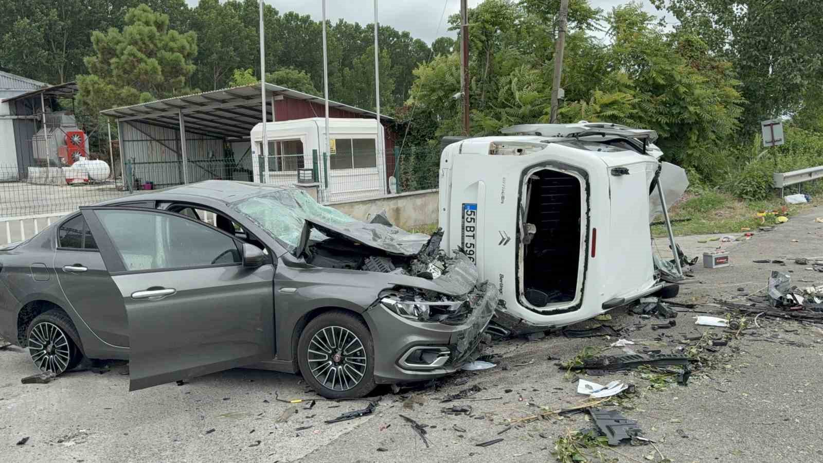 Yoldan çıkan araç havalanarak otomobilin üzerine düştü: 4 yaralı
