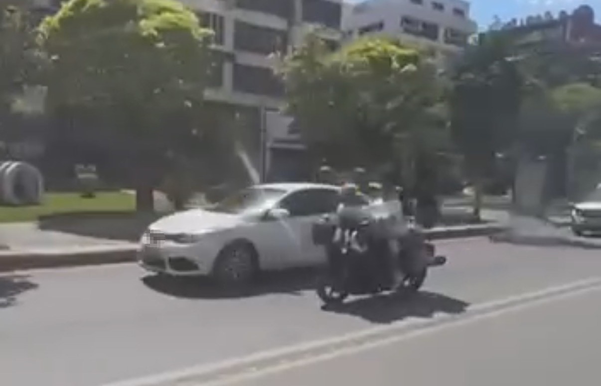 Motosiklete ters oturarak yaptıkları kasksız yolculuk ’pes’ dedirtti