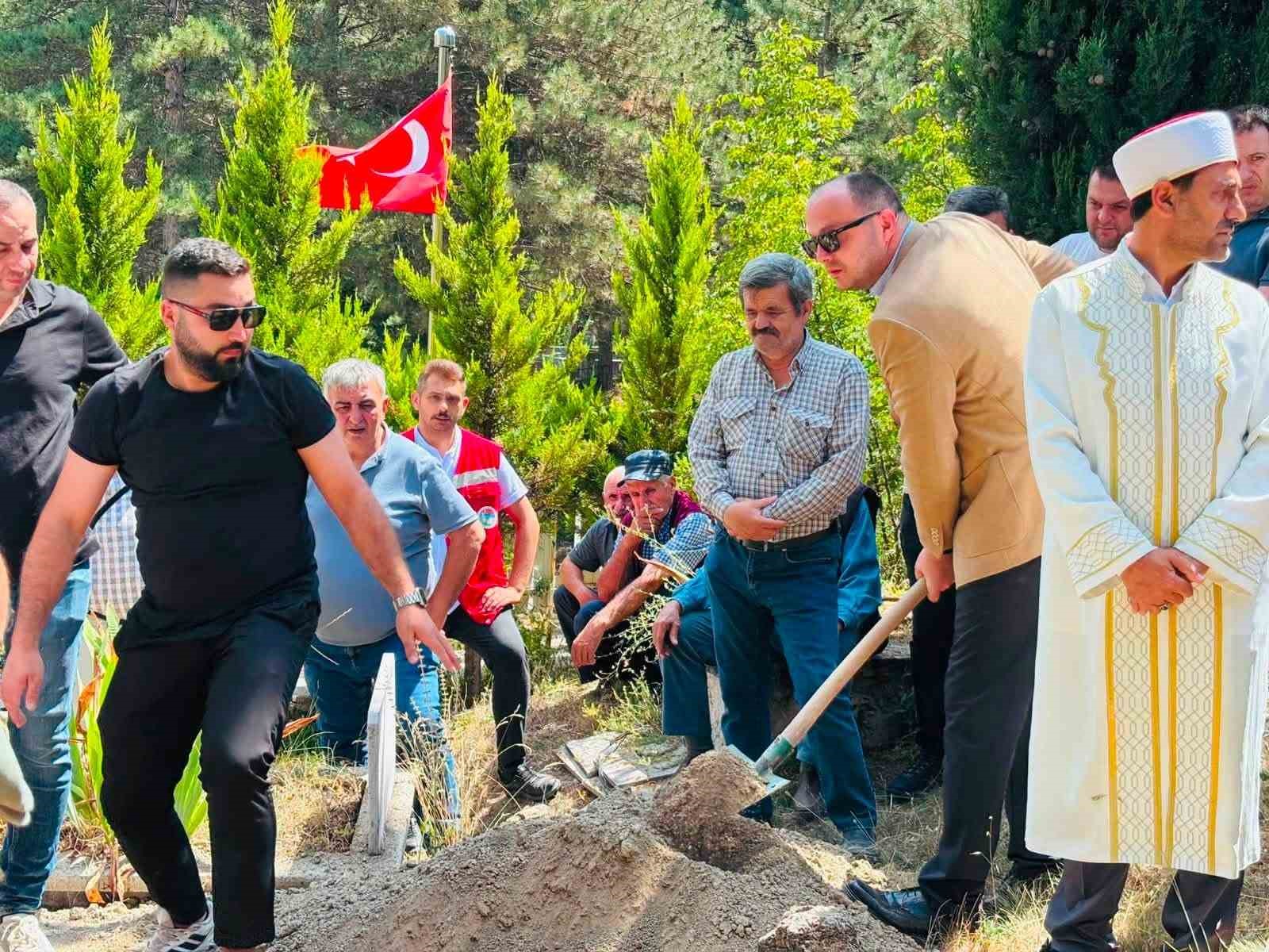 Bolulu şehit Ziya Sarpkaya’nın annesi son yolculuğuna uğurlandı