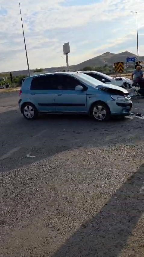 Sivas’ta üç otomobil çarpıştı: 7 yaralı