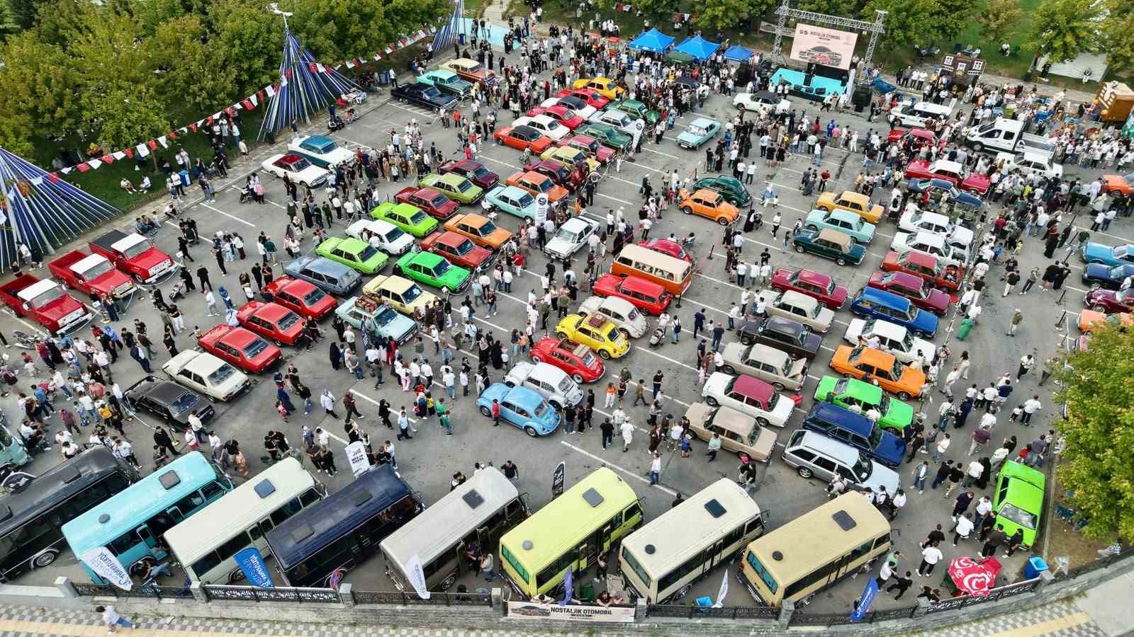 Klasik otomobil tutkunları Arnavutköy’de buluştu