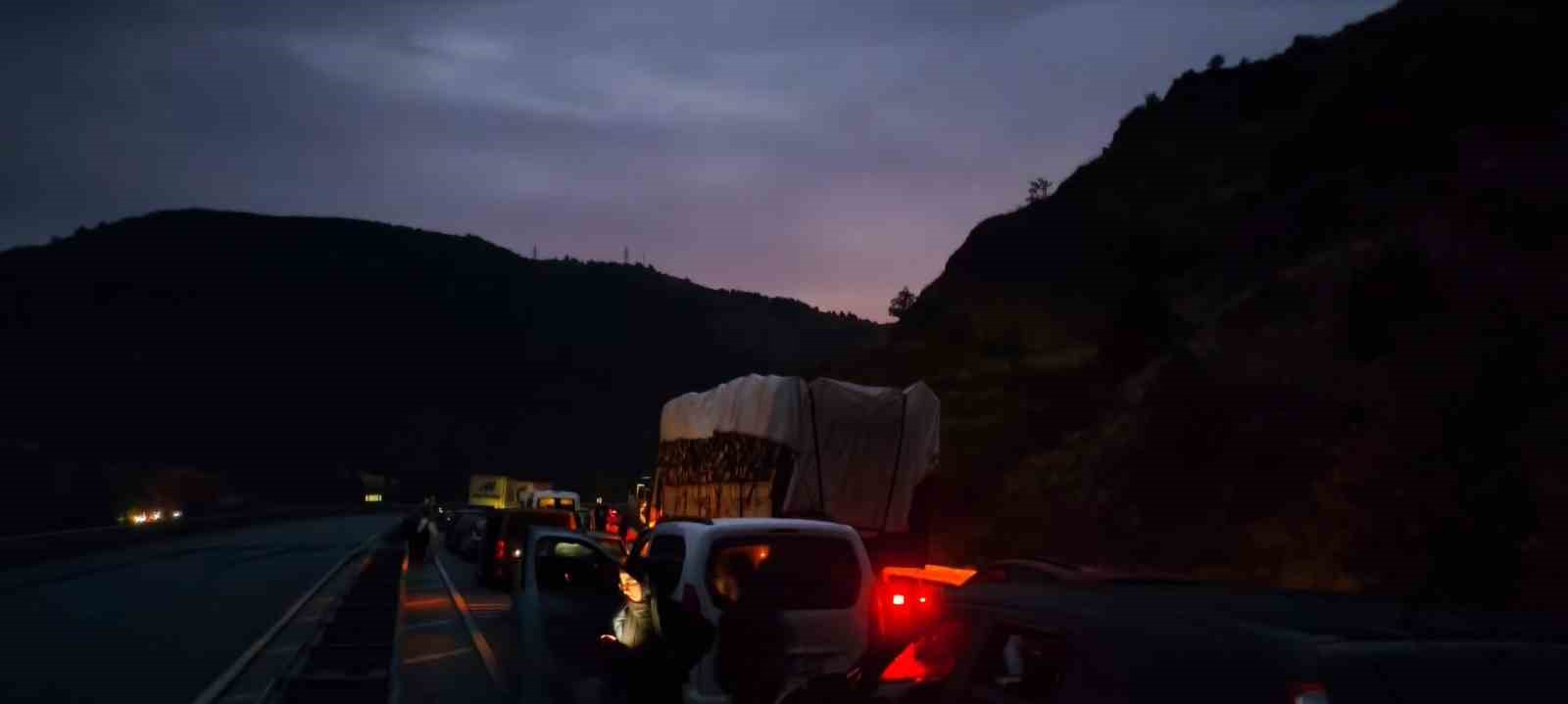 Sivas’ta toprak ve taşların düştüğü yolda 10 kilometrelik araç kuyruğu oluştu
