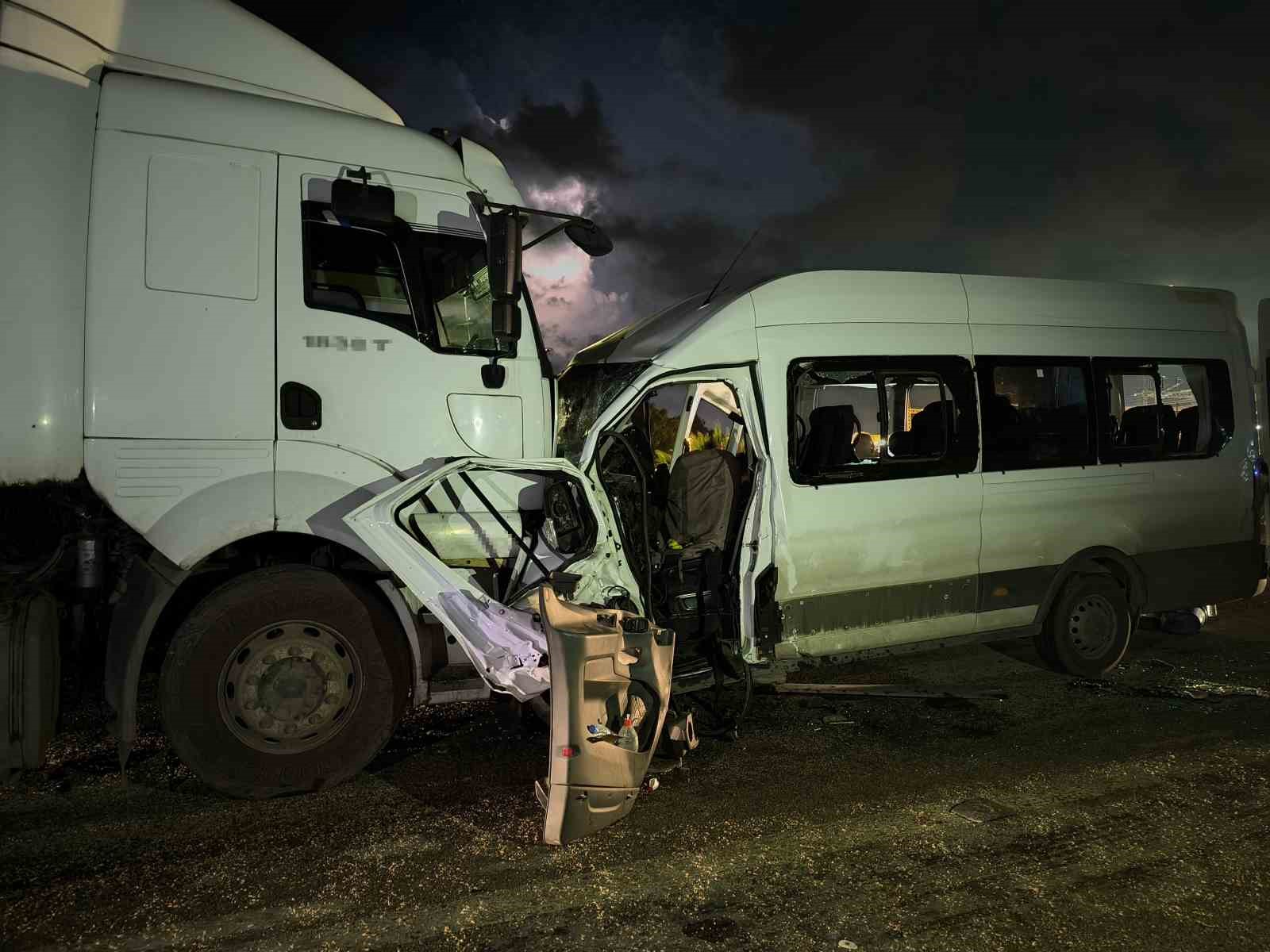 Hatay’da işçi servisi tırla kafa kafaya çarpıştı: 1 ölü, 15 yaralı