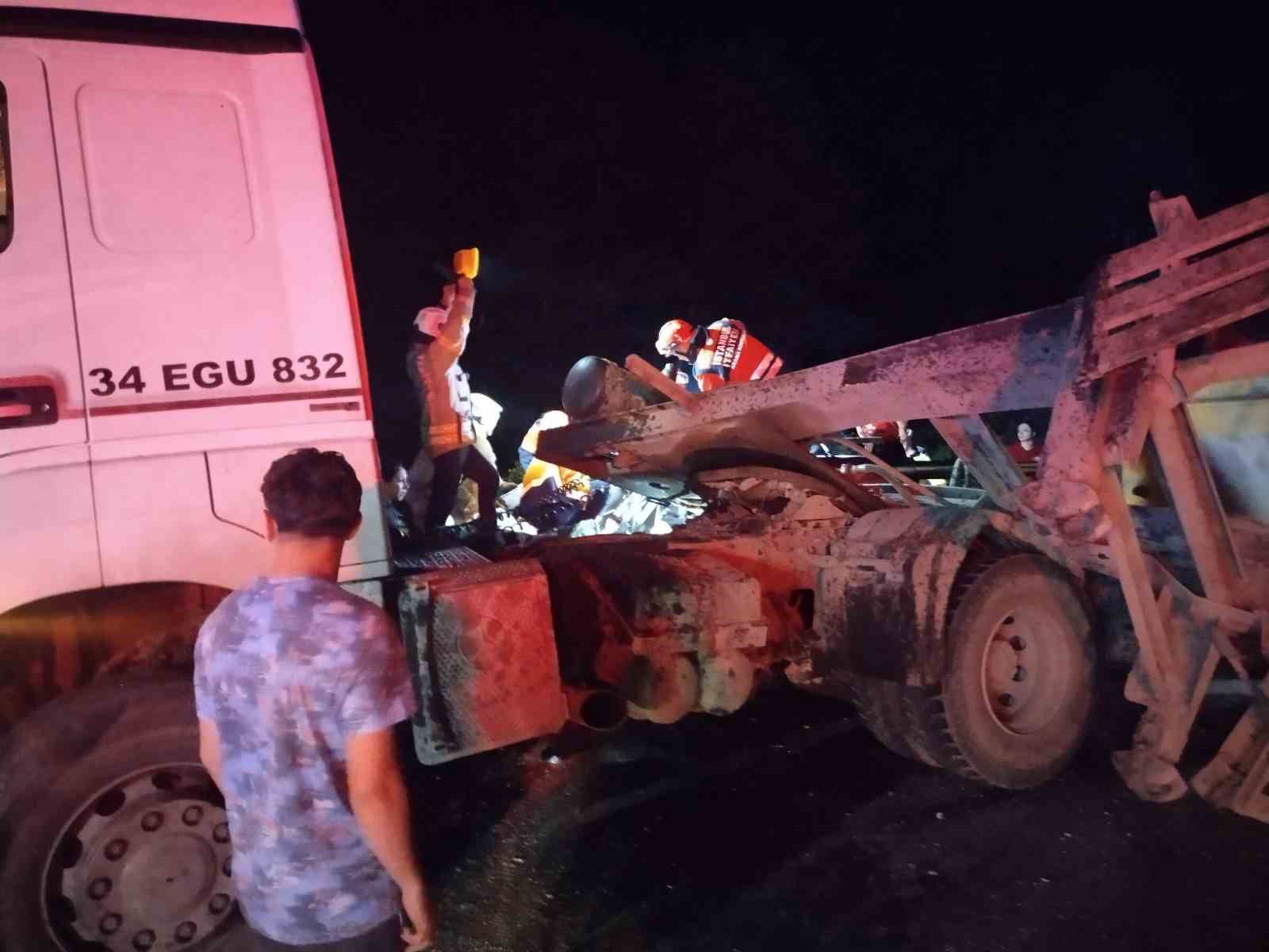 Beykoz’da hafriyat kamyonu otomobille çarpıştı: 1’i ağır, 3 yaralı