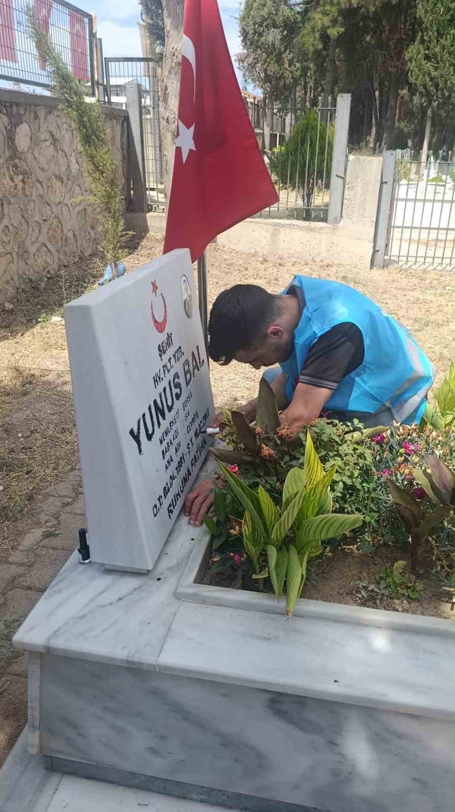 Bursalı gençler şehitliği temizlediler