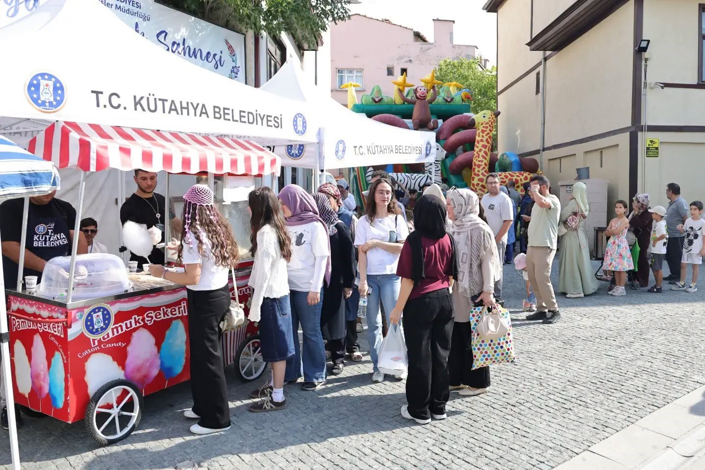 Kütahya’da çocuklar Germiyan Sokak’ta doyasıya eğlendi