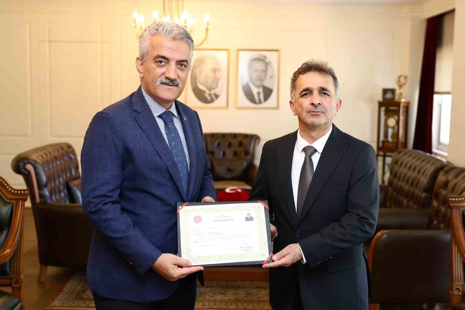 Tuğgeneral Mustafa Tetik’e başarı belgesi