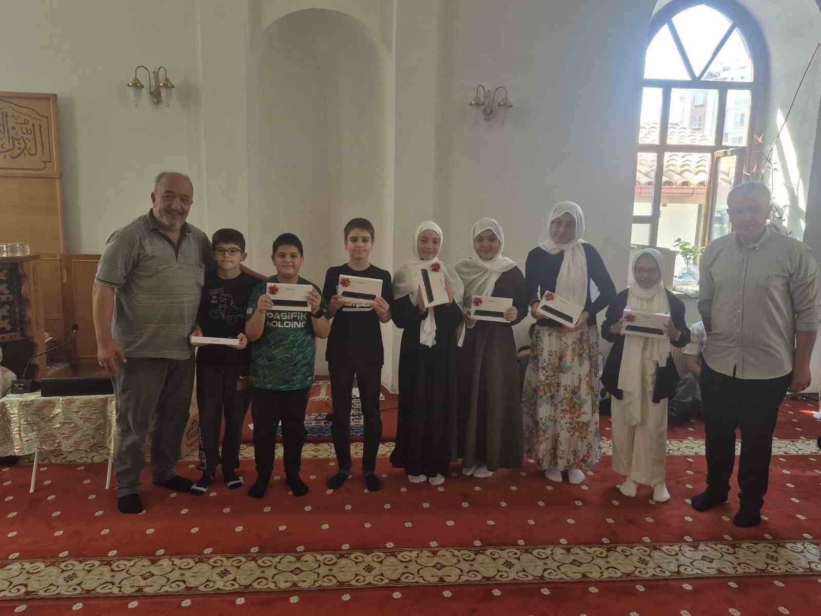 Kur’an-ı Kerim kursu çocuklara verilen hediyeler ile sona erdi