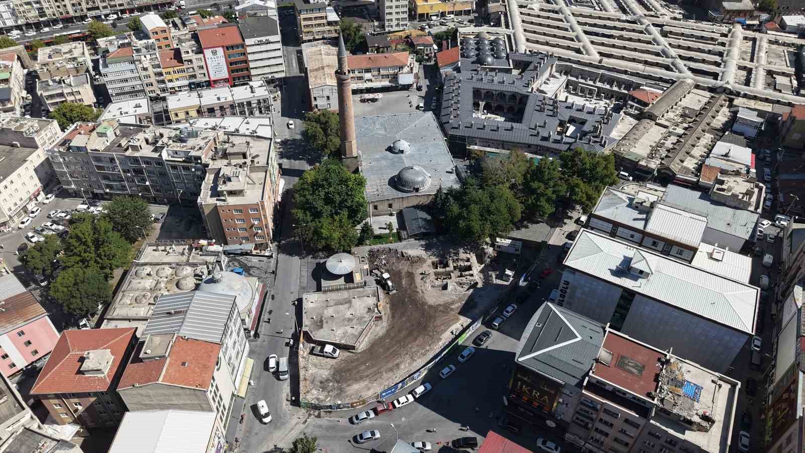 Suriçi Cami Kebir’de hem tarih gün yüzüne çıkıyor, hem esnafın yüzü gülüyor