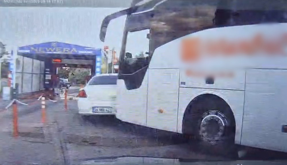 Yolcu otobüsünün çarptığı otomobilin sürüklendiği anlar araç kamerasına yansıdı
