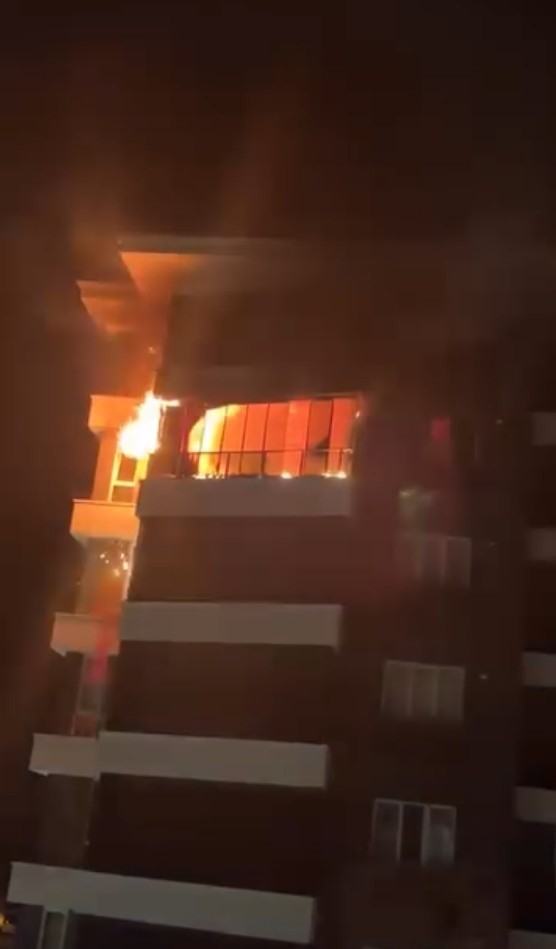 Aksaray’da alevler daireyi sardı bina boşaltıldı