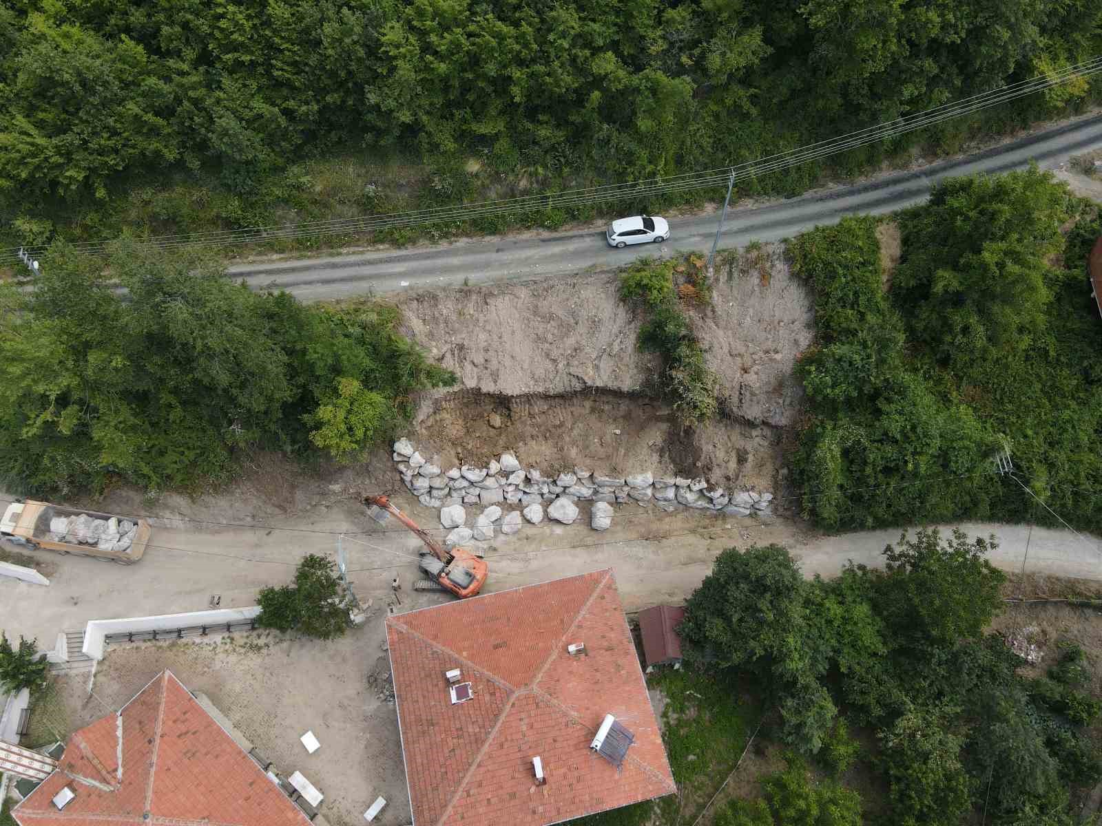 Kastamonu’da selde zarar gören köy yolları, kilometrelerce uzaktan taşınan kaya ve taşlarla onarılıyor
