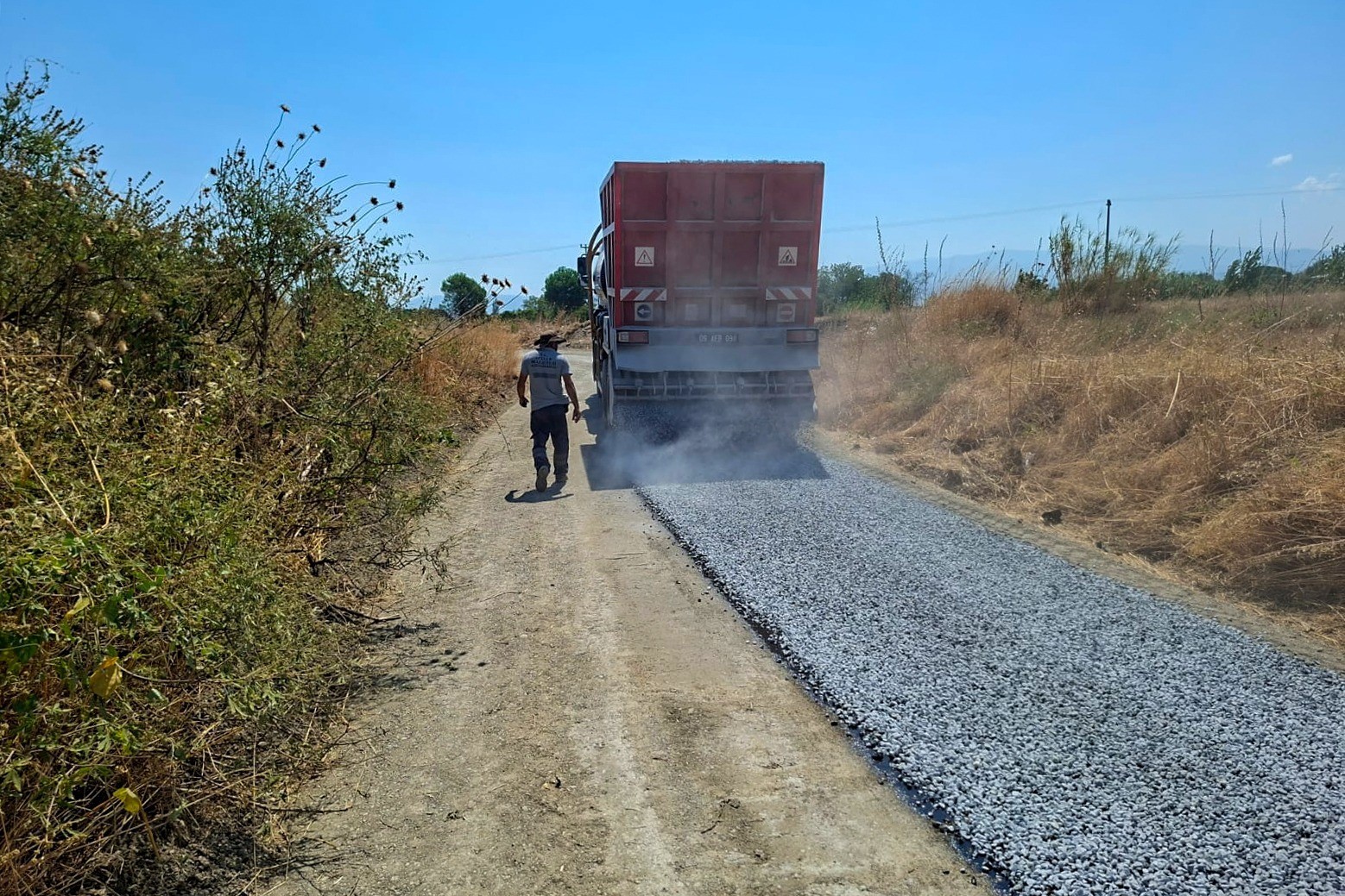 Efeler’den üreticilere yol desteği