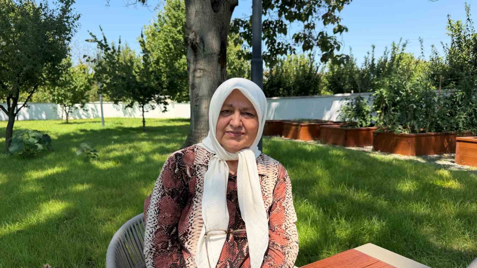 30 yıldır görmediği arkadaşına bu merkezde kavuştu