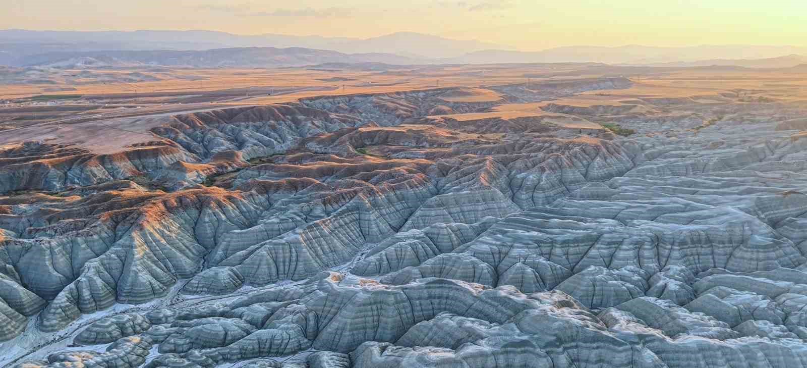 Doğanın sanat eseri Gökkuşağı Tepelerinde gün batımı masalı