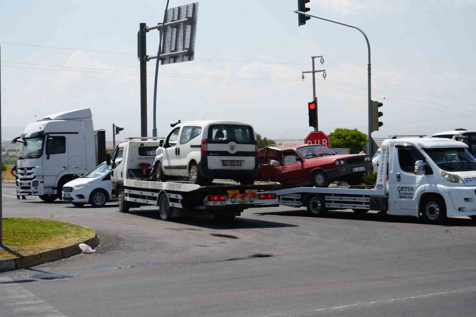 Niğde-Bor yolunda iki araç çarpıştı: 3 yaralı
