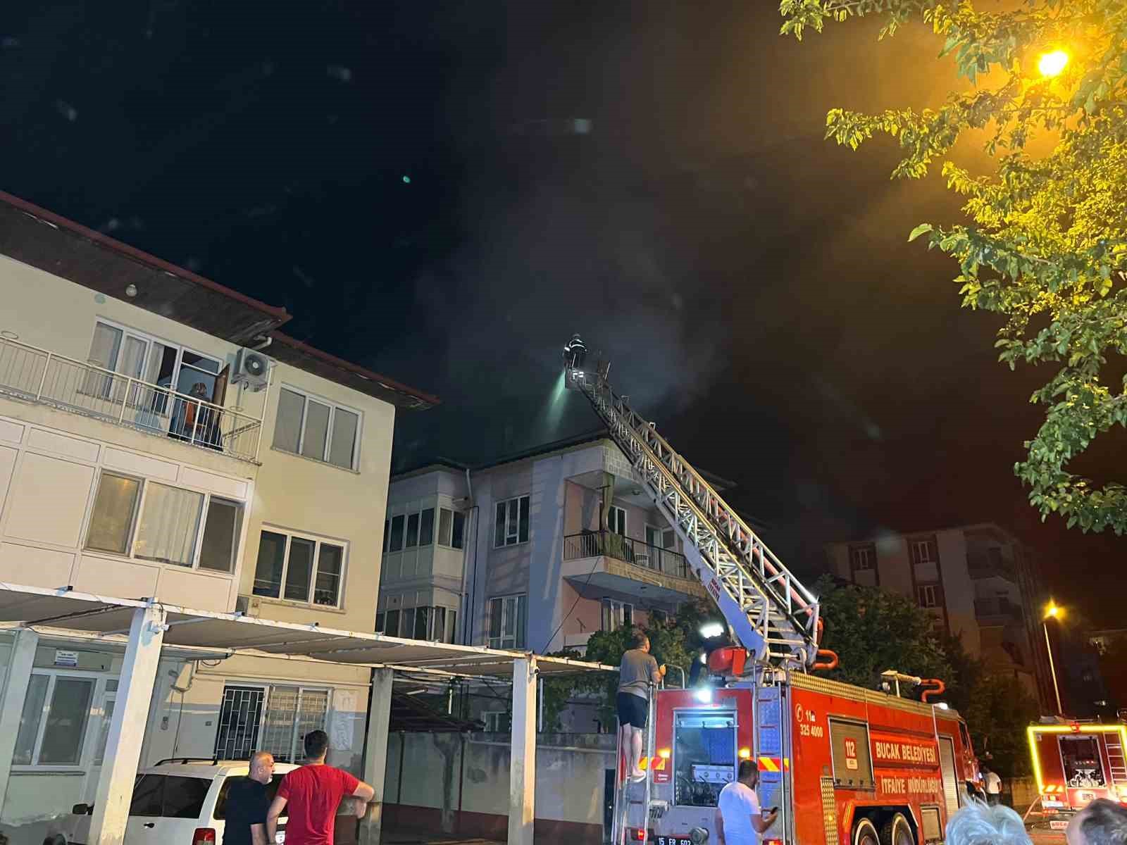 Burdur’da 3 katlı binada yangın korkuttu