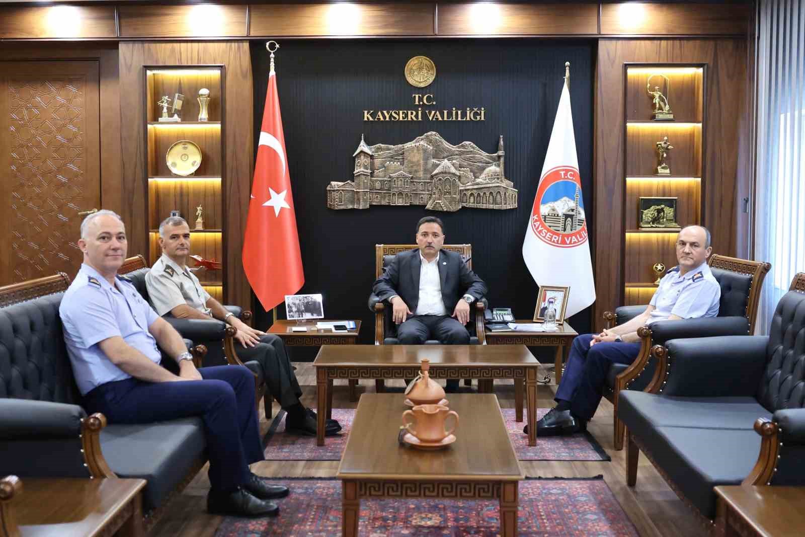 Görev sürelerini tamamlayan komutanlardan Vali Çiçek’e ziyaret