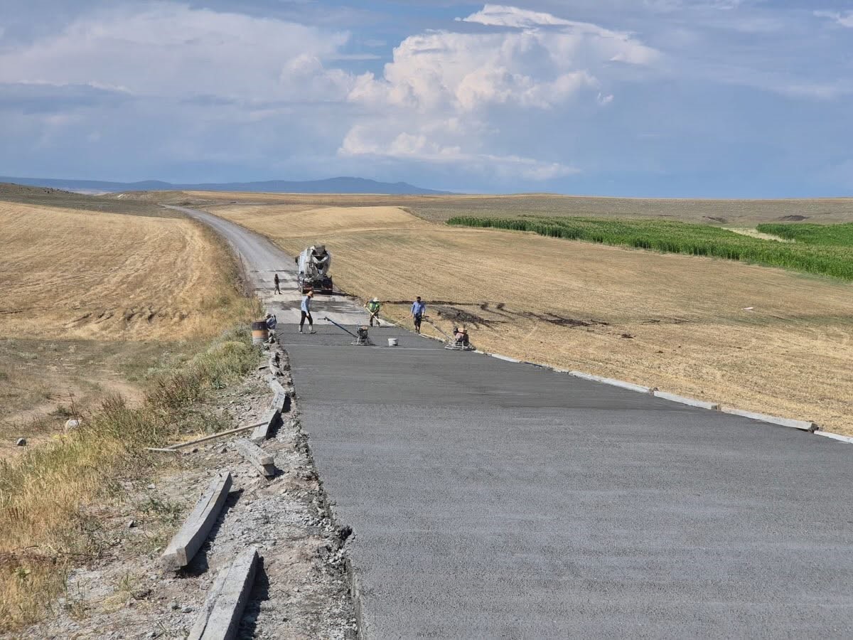 Akyaka’da köy yolları betonla buluşuyor