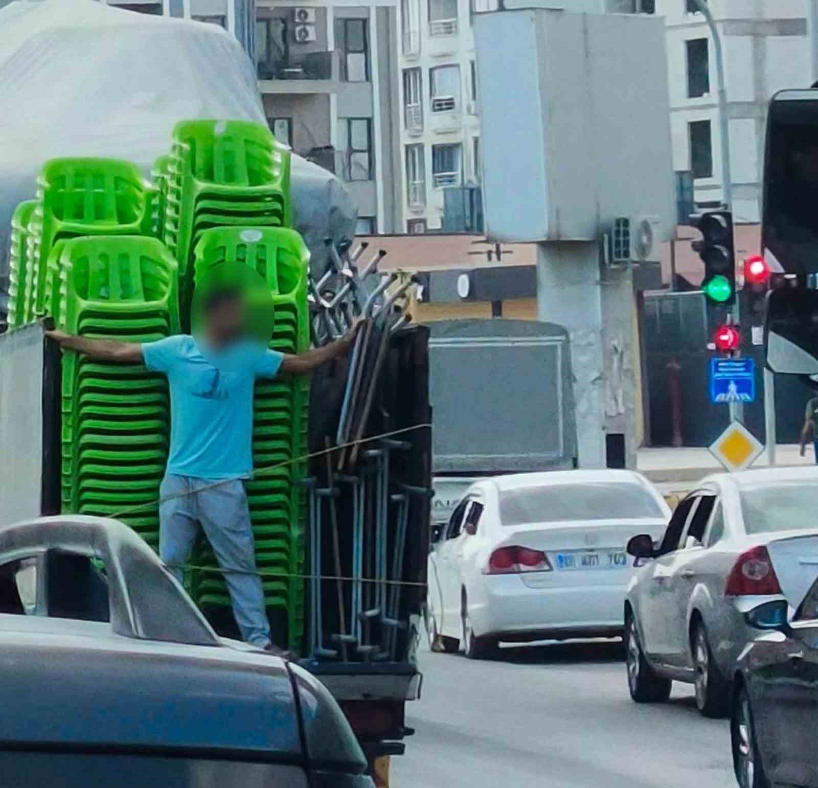 Kamyonetin kasasında tehlikeli yolculuk