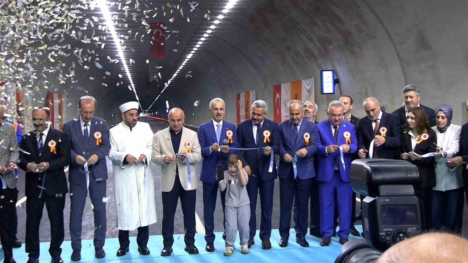 Abdulkadir Uraloğlu: "Çamlıhemşin tüneli ve Ayder yoluyla yıllık 772 milyon lira tasarruf sağlayacağız"