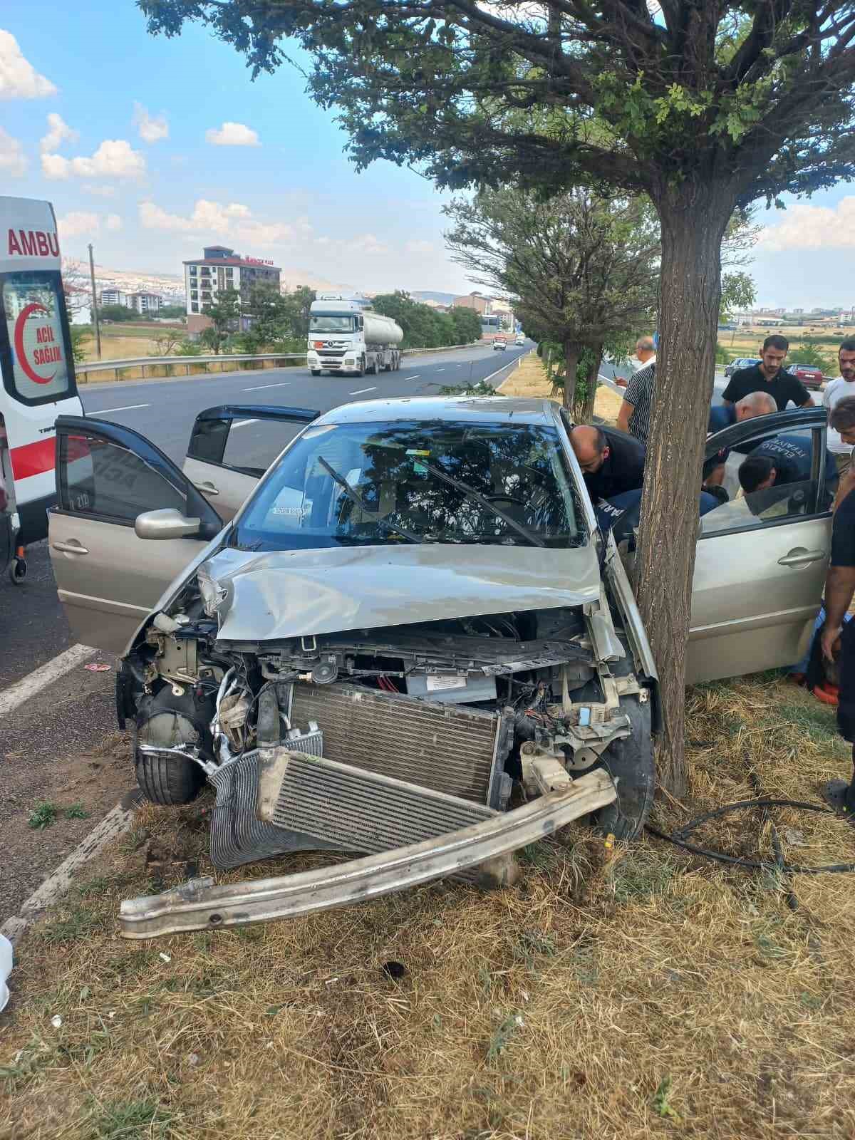 Elazığ’da otomobil ağaca çarptı: 4 yaralı