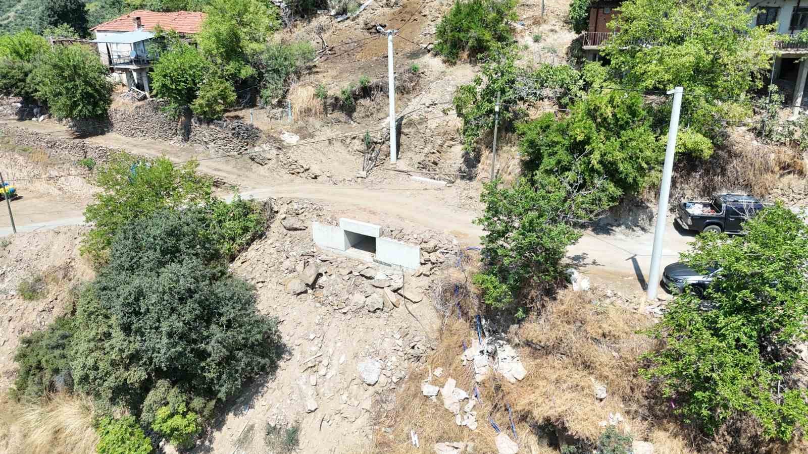 Nazilli Belediyesi’nden yollarda bakım ve onarım çalışması
