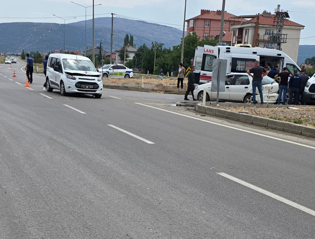 Isparta’da iki araç çarpıştı: 5 yaralı