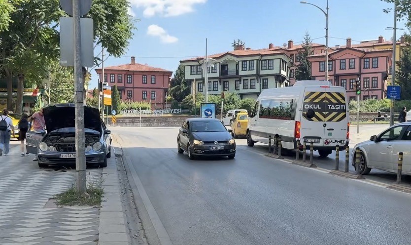 Araçtan caddeye akan motor yağı diğer sürücülere zor anlar yaşattı