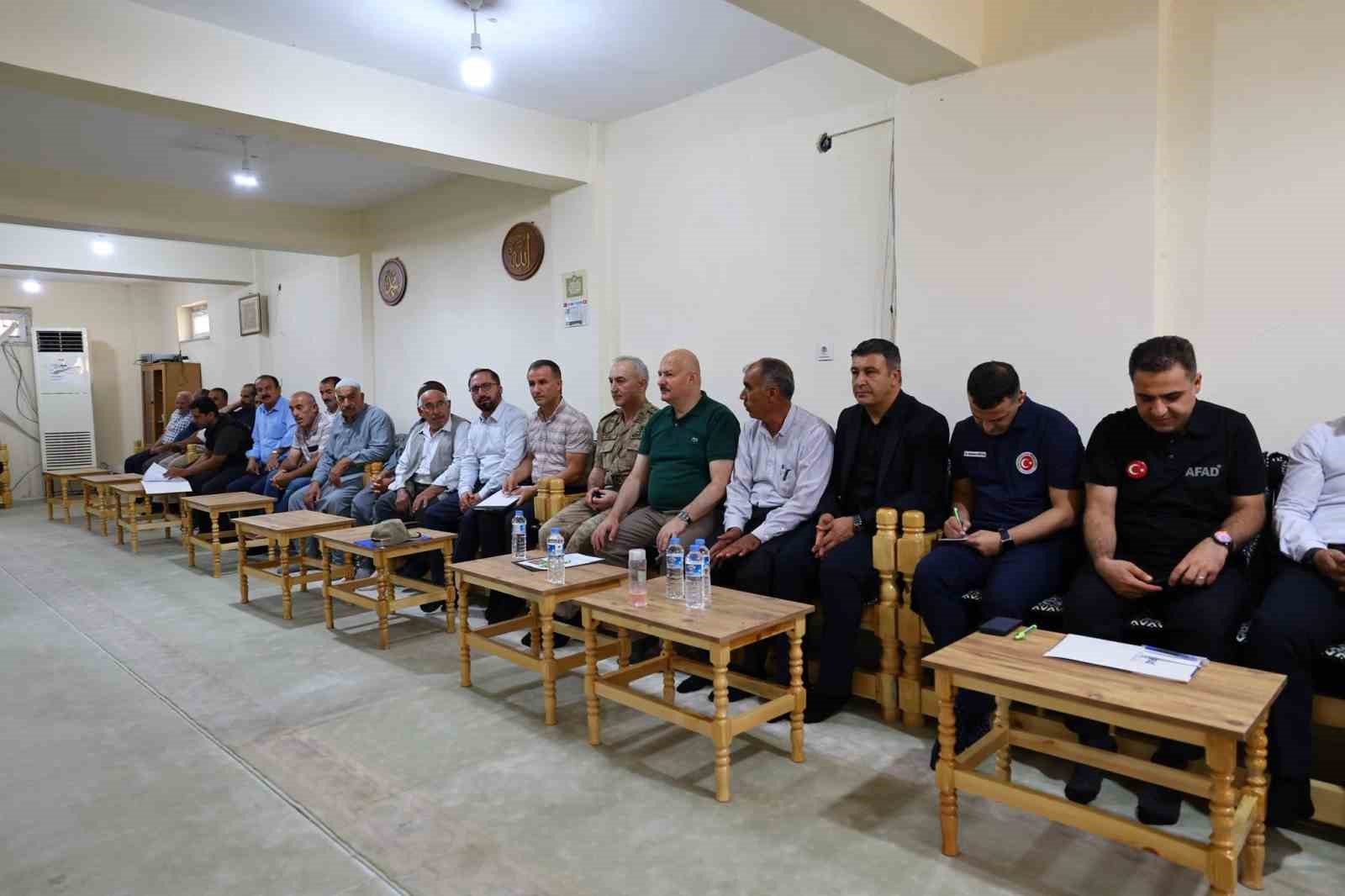 Vali Küçük, köylerin taleplerini yerinde dinledi
