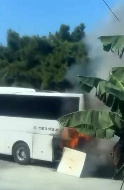 Alanya’da park halindeki tur otobüsünün motor bölümü alev aldı