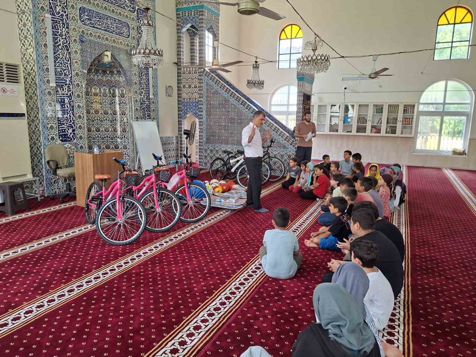 Yumurtalık’da Kur’an kursunu tamamlayan öğrencilere hediye