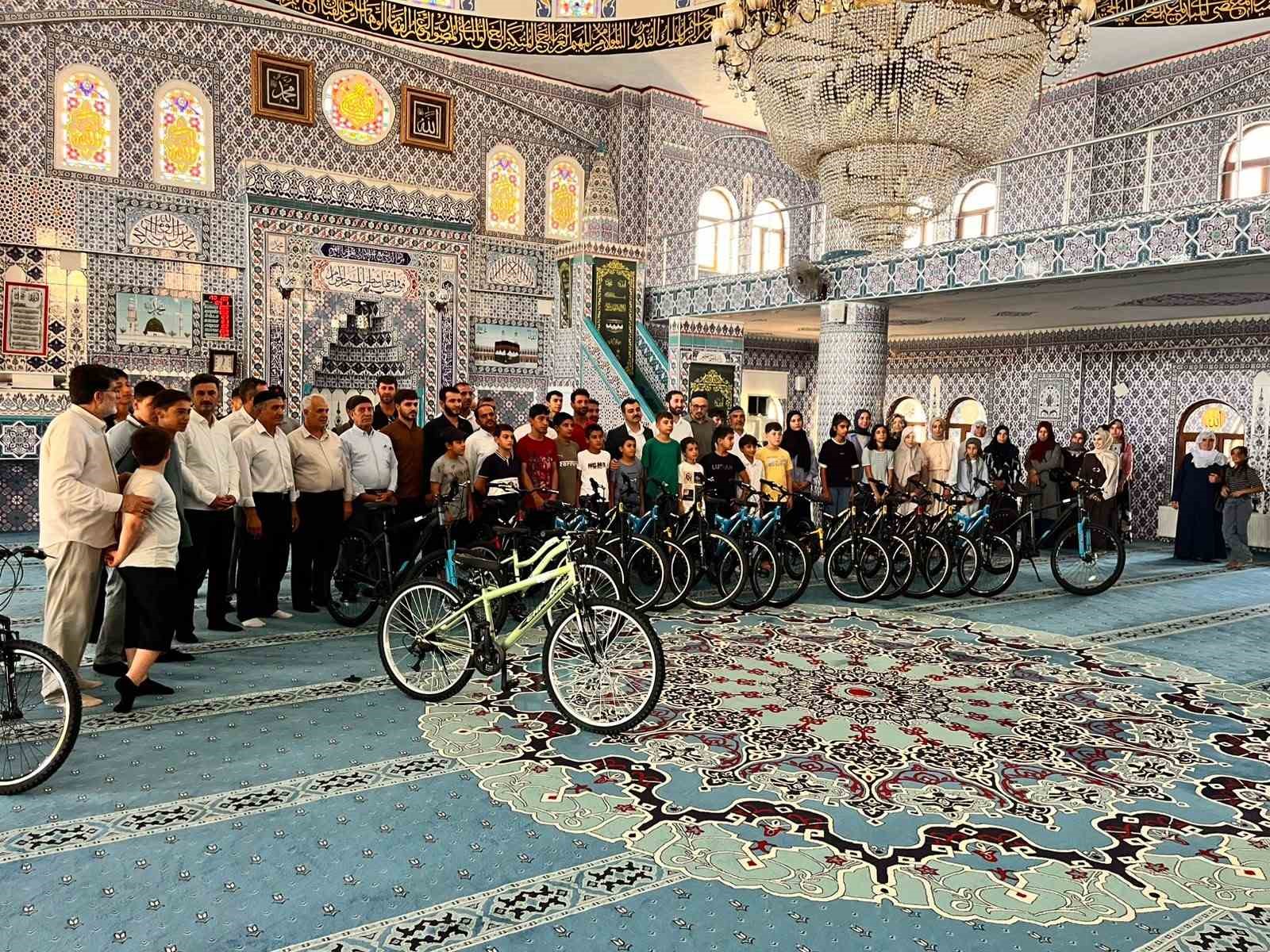 Dicle Kaymakamı Atış’tan Kur’an kurslarındaki bilgi yarışması ve futbol turnuvasında dereceye girenlere ödül