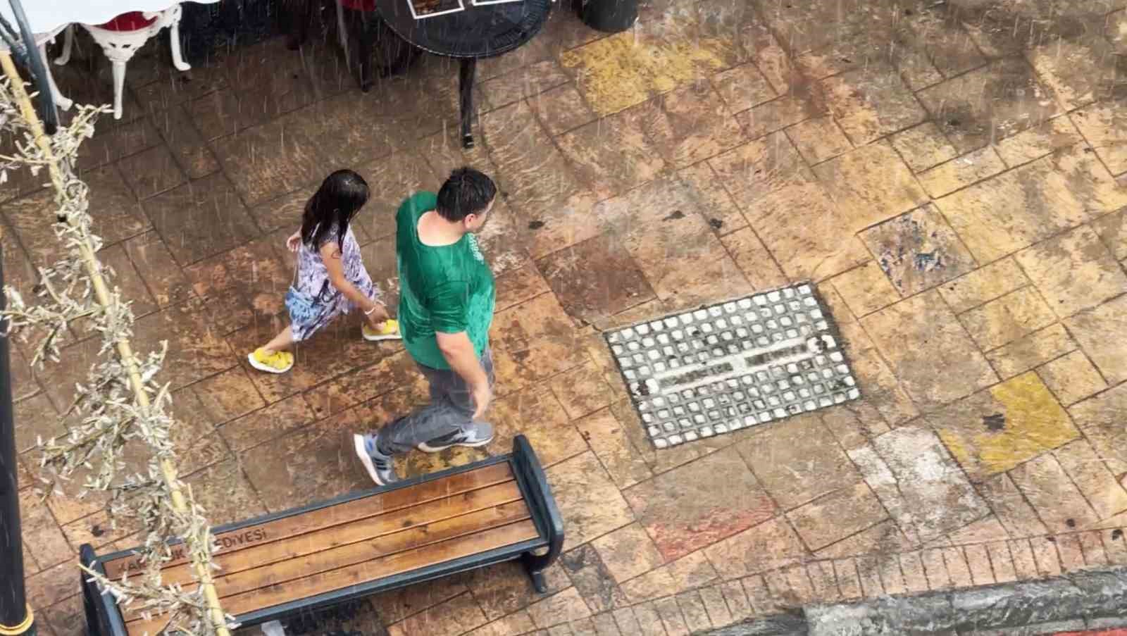 Sağanak yağmurda kimi sığındı kimi yağmurun tadını çıkardı