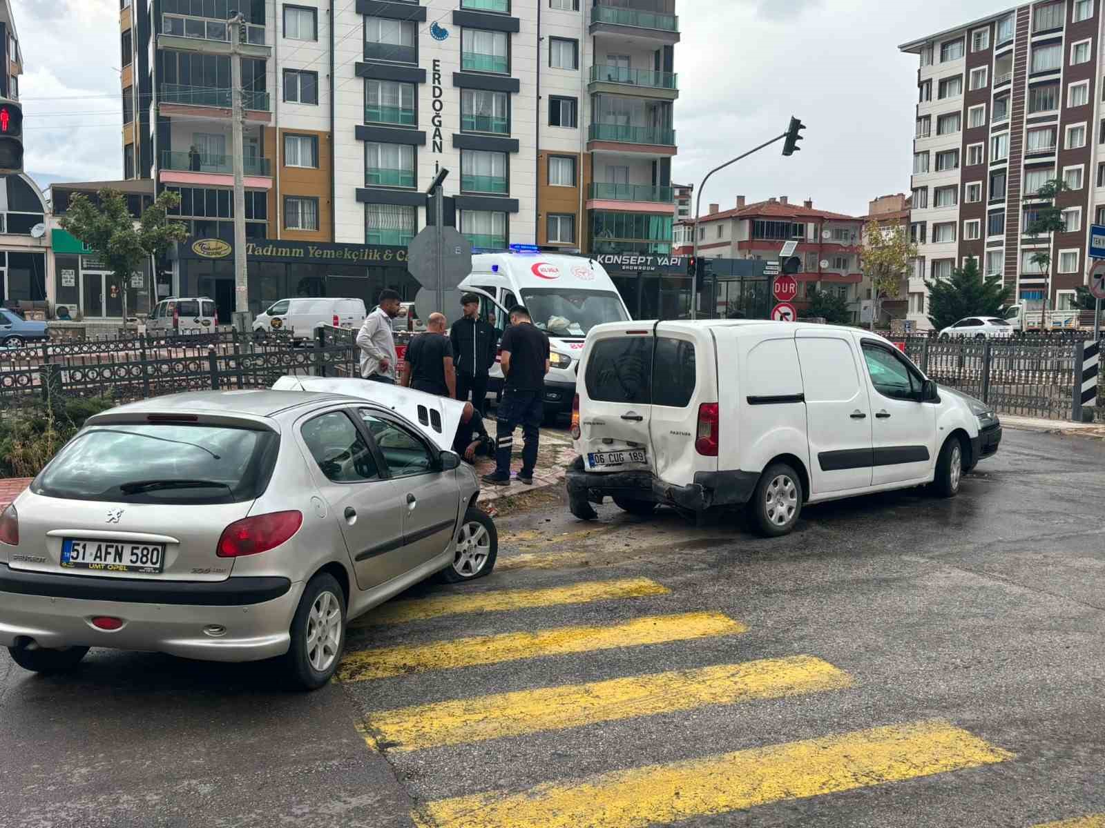 Niğde’de 3 araç birbirine girdi: 1 yaralı