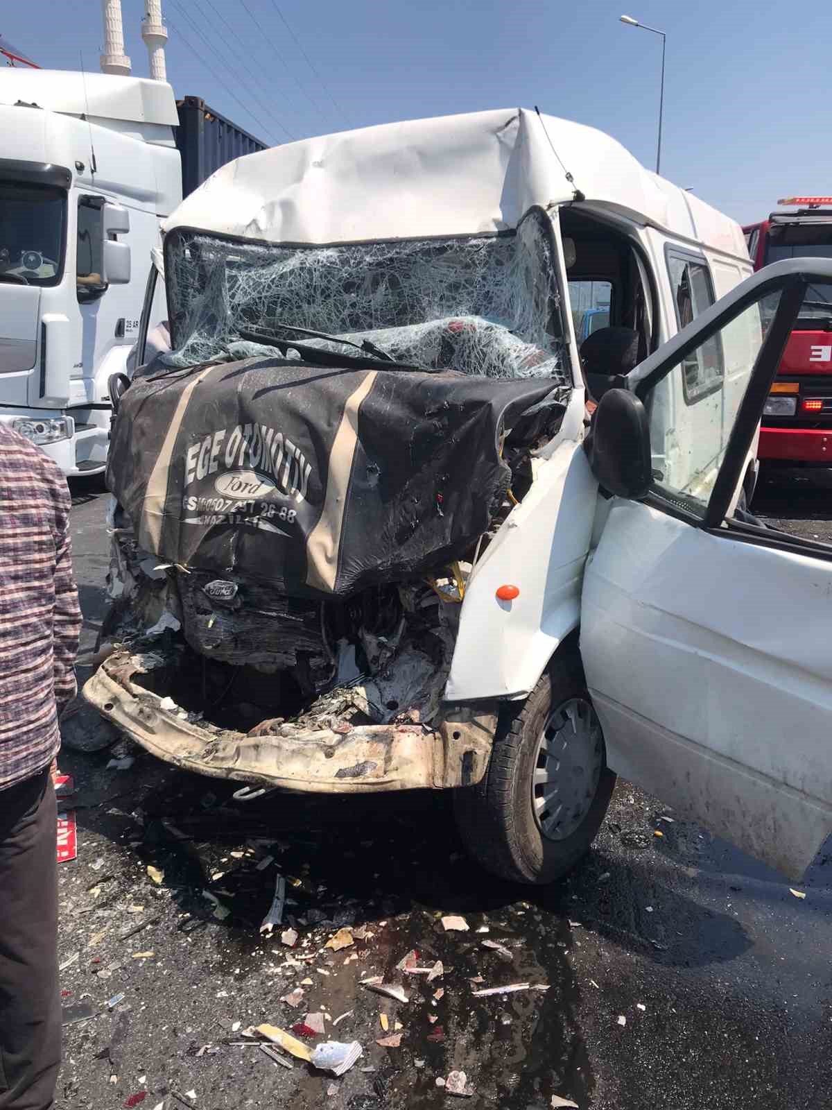 Buharkent’te minibüsler çarpıştı: 8 yaralı