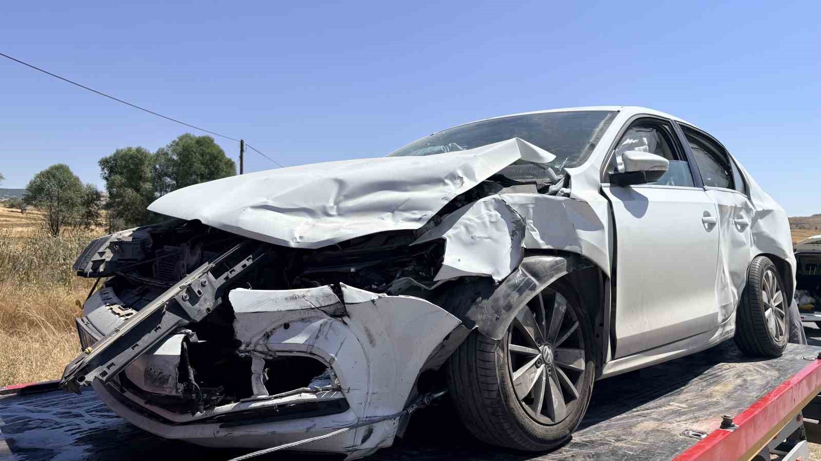 Kütahya’da kavşakta 2 otomobil çarpıştı, 3 yaralı
