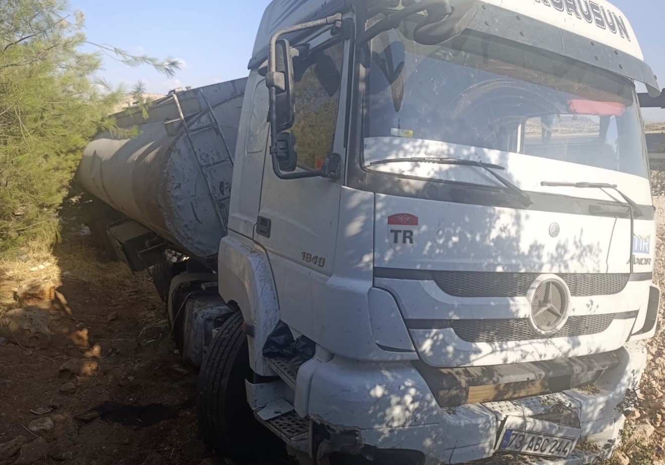 Gelin konvoyuna çarpmamak için manevra yapan tanker yoldan çıktı