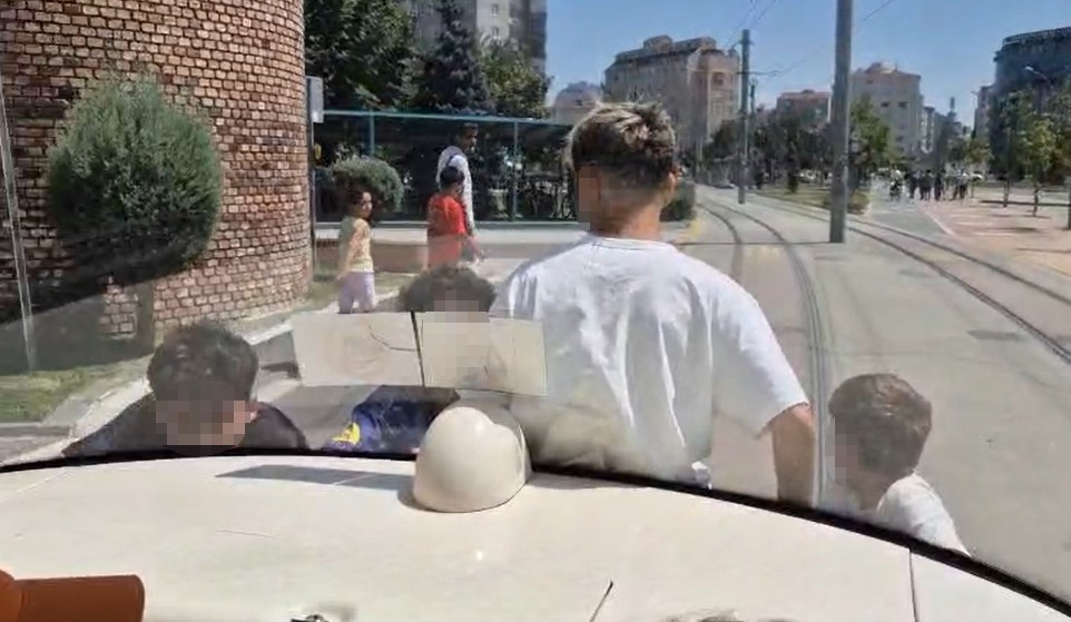 Tramvayın arkasına asılan çocukların tehlikeli yolculuğu