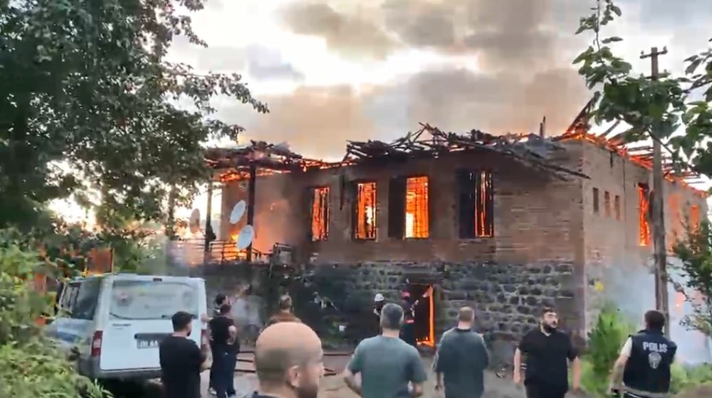 Arhavi’de 2 katlı ev küle döndü