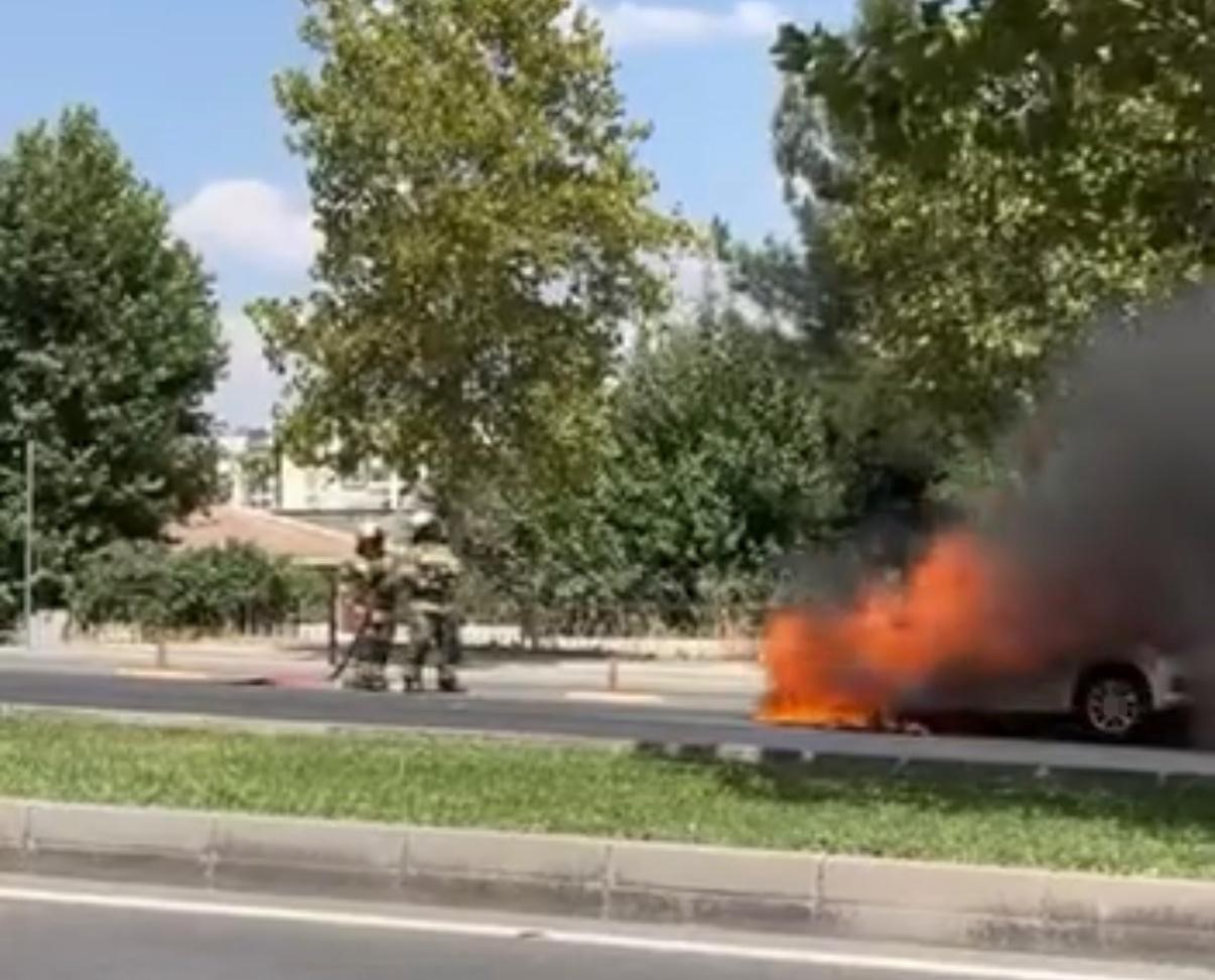 Diyarbakır’da park halindeki otomobil alevlere teslim oldu